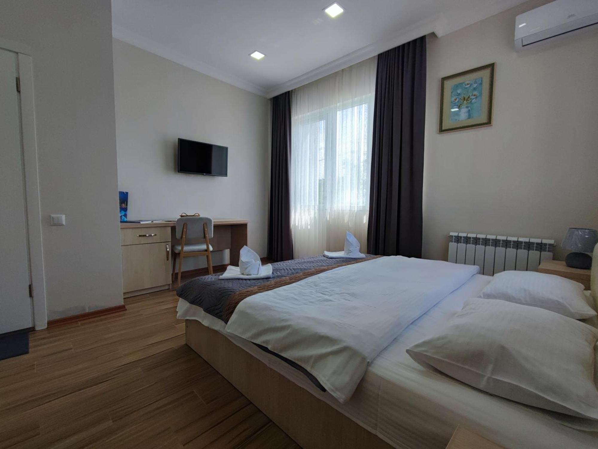 Hotel Botanica Chakvi Luaran gambar