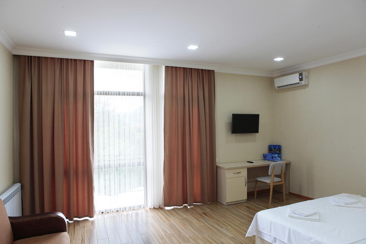 Hotel Botanica Chakvi Luaran gambar